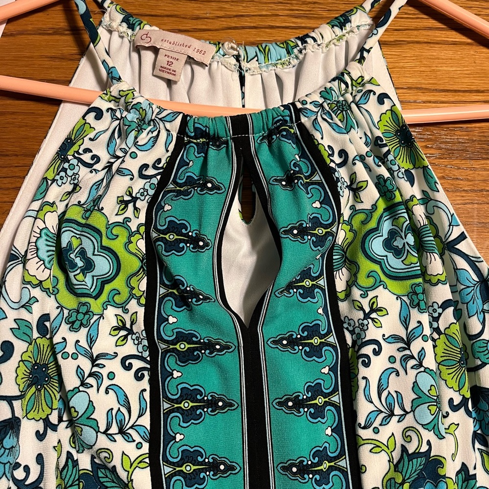 Pretty dress that can be worn to work or for casual.